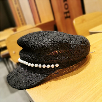 Női csipkekalap napellenzővel és gyöngyökkel, fehér és fekete színben