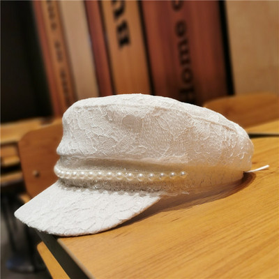 Női csipkekalap napellenzővel és gyöngyökkel, fehér és fekete színben