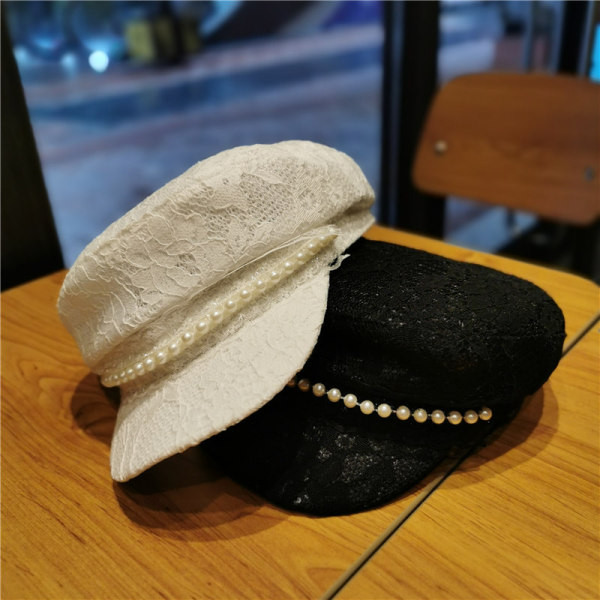 Дамска дантелена шапка с козирка и перли в бял и черен цвят