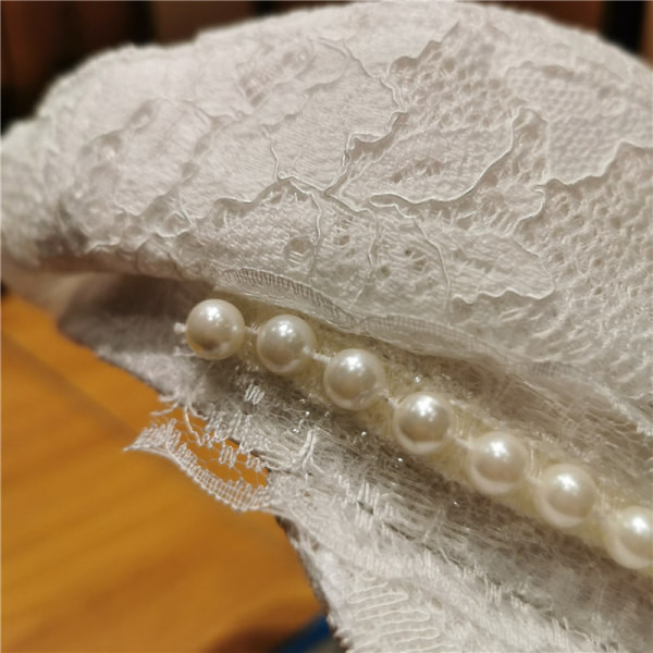 Női csipkekalap napellenzővel és gyöngyökkel, fehér és fekete színben