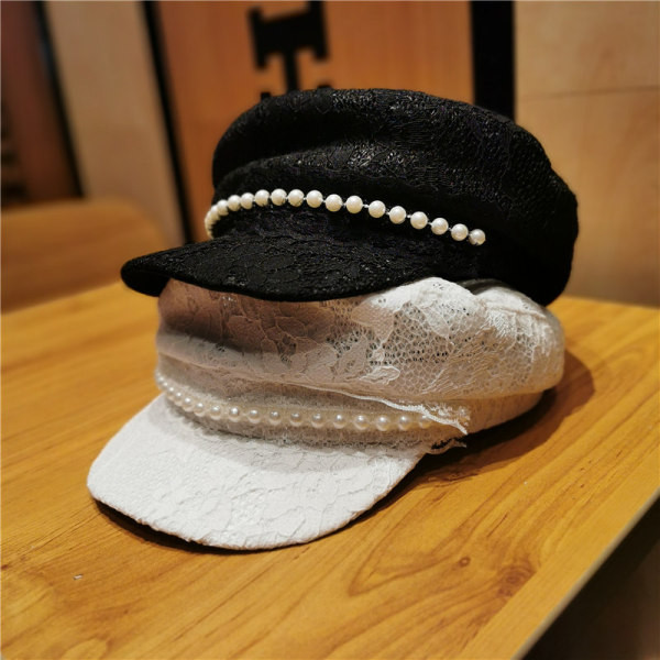 Női csipkekalap napellenzővel és gyöngyökkel, fehér és fekete színben