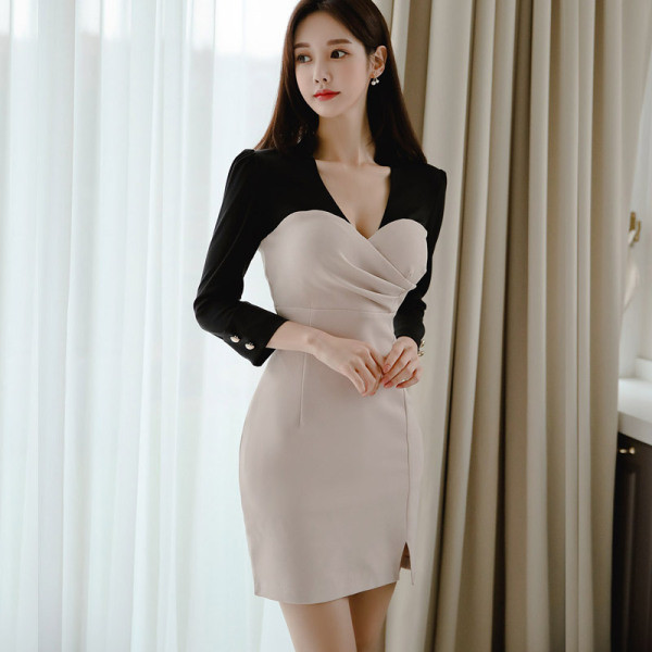 Modern női ruha hosszú ujjal és spitz nyakkivágással