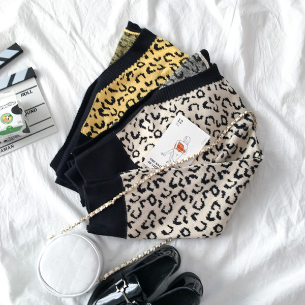 Női mellény bézs és sárga színben, leopárd mintával és V-nyakkal