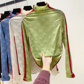 Modern női blúz pólógallérral és zöld, kék, fehér és fekete szegéllyel