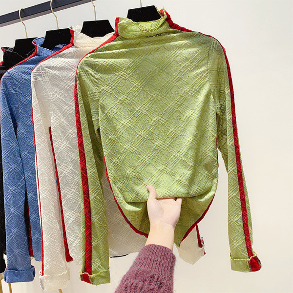 Modern női blúz pólógallérral és zöld, kék, fehér és fekete szegéllyel