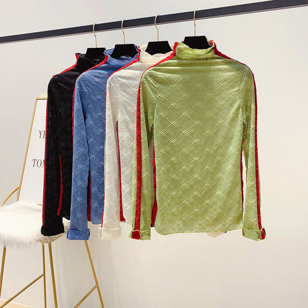 Modern női blúz pólógallérral és zöld, kék, fehér és fekete szegéllyel