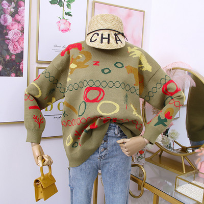 Női pulóver ovális nyakkivágással, bézs és zöld mintával