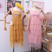 Modern női ruha hímzéssel, tüll pánttal több színben