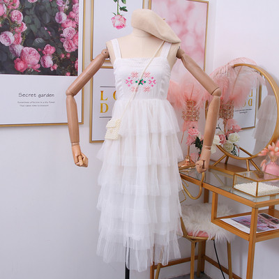 Modern női ruha hímzéssel, tüll pánttal több színben