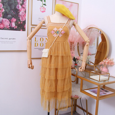 Modern női ruha hímzéssel, tüll pánttal több színben