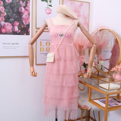 Modern női ruha hímzéssel, tüll pánttal több színben