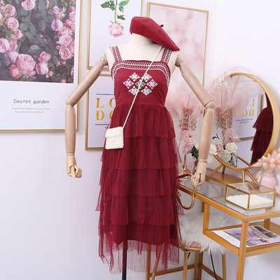 Modern női ruha hímzéssel, tüll pánttal több színben