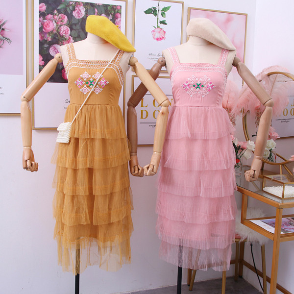 Modern női ruha hímzéssel, tüll pánttal több színben