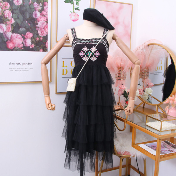 Modern női ruha hímzéssel, tüll pánttal több színben