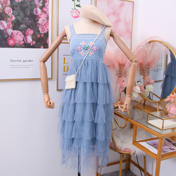 Modern női ruha hímzéssel, tüll pánttal több színben