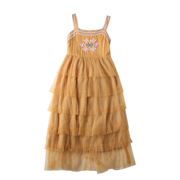 Modern női ruha hímzéssel, tüll pánttal több színben