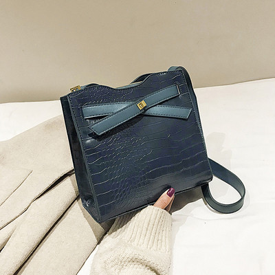 Geanta de dama moderna din piele cu maner lung in albastru, maro si negru