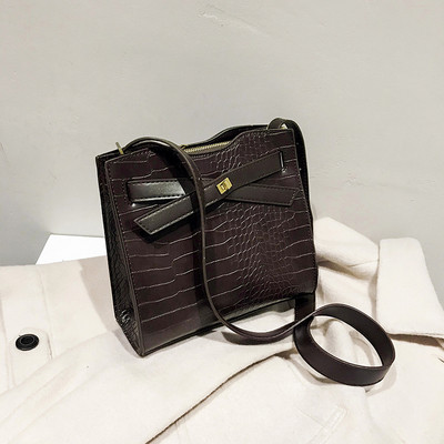 Geanta de dama moderna din piele cu maner lung in albastru, maro si negru