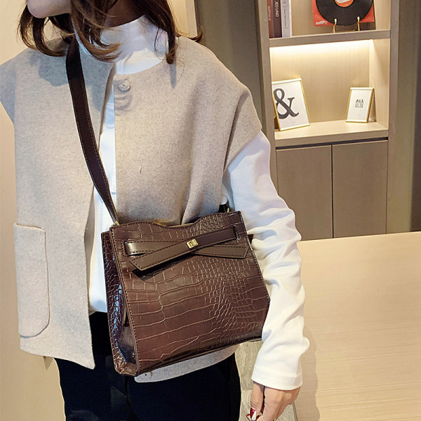 Geanta de dama moderna din piele cu maner lung in albastru, maro si negru