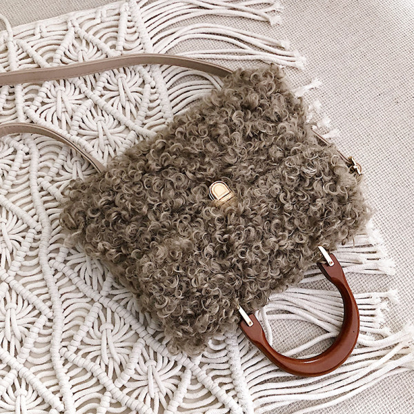 Női plüsstáska fém rögzítéssel, rövid és hosszú füllel fehér, barna és fekete színben