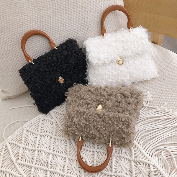 Női plüsstáska fém rögzítéssel, rövid és hosszú füllel fehér, barna és fekete színben