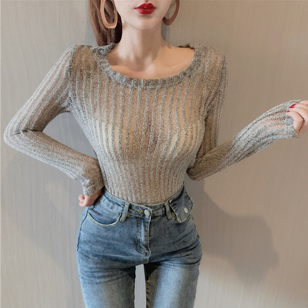 Bluză transparentă montată, cu decolteu oval, în bej și gri