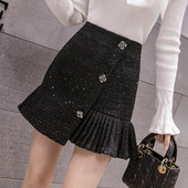 Modern női szoknya magas derékkal, fényes részecskékkel, fekete gombokkal