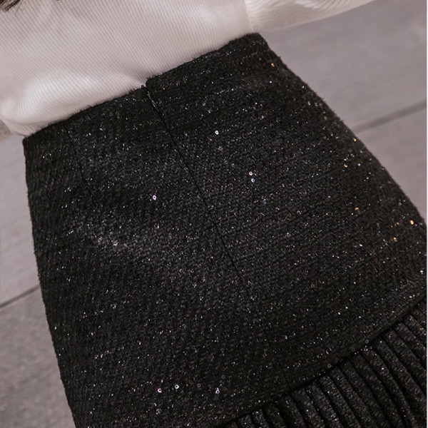 Modern női szoknya magas derékkal, fényes részecskékkel, fekete gombokkal