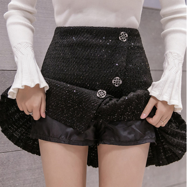 Modern női szoknya magas derékkal, fényes részecskékkel, fekete gombokkal