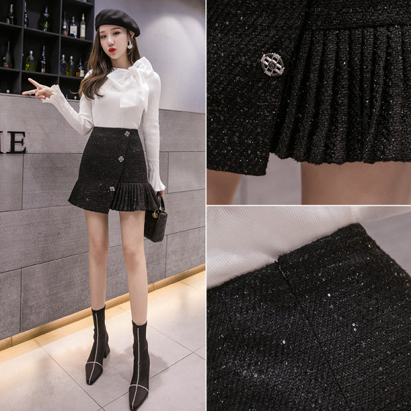 Modern női szoknya magas derékkal, fényes részecskékkel, fekete gombokkal