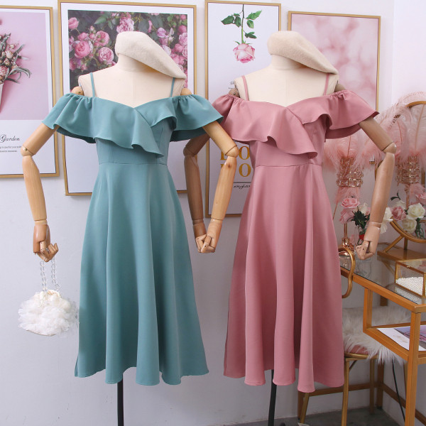 Modern női ruha vékony pántokkal, többféle színben