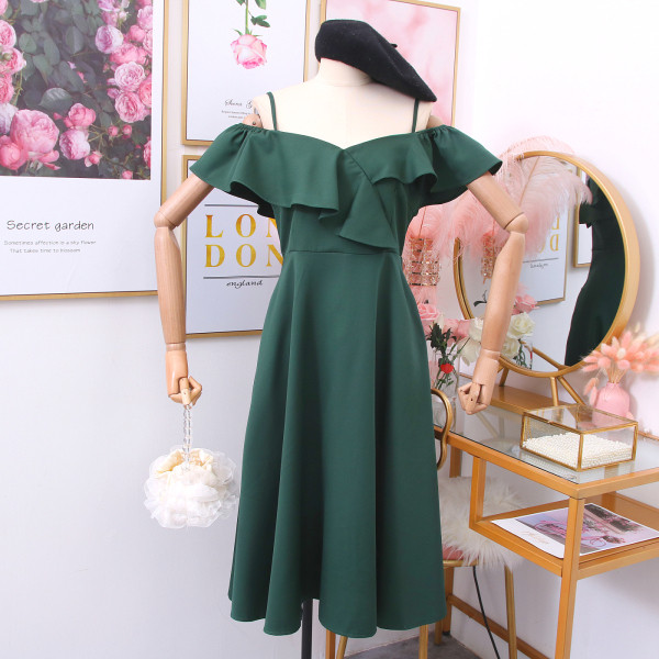 Modern női ruha vékony pántokkal, többféle színben