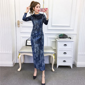 Hosszú testhez szabott bársonyruha félmagas gallérral, kék színben