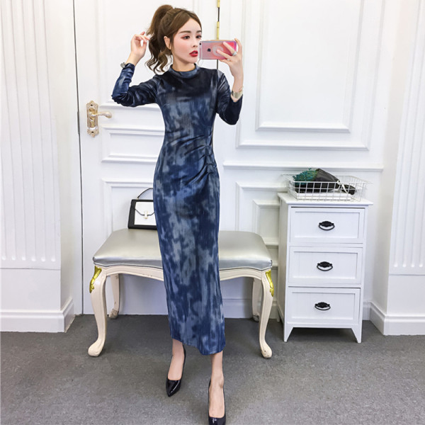 Hosszú testhez szabott bársonyruha félmagas gallérral, kék színben