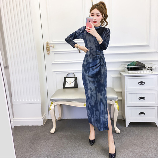 Hosszú testhez szabott bársonyruha félmagas gallérral, kék színben