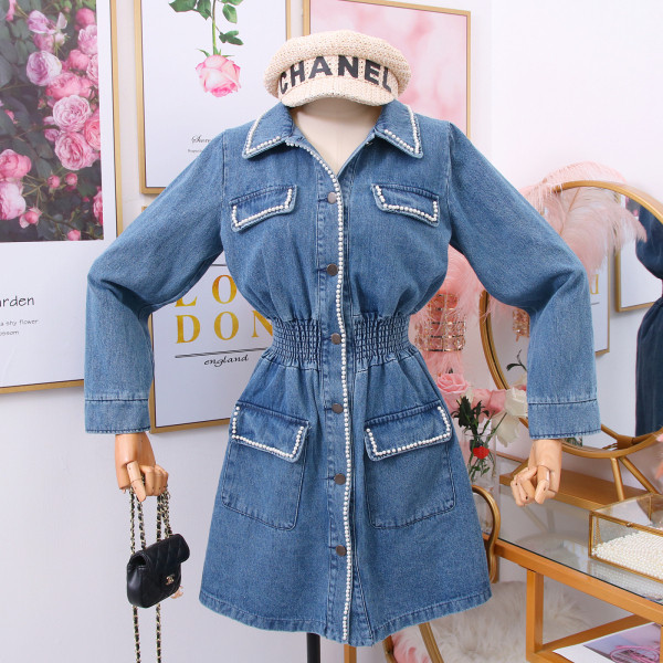 Női farmer ruha klasszikus gallérral, kék gyöngyökkel