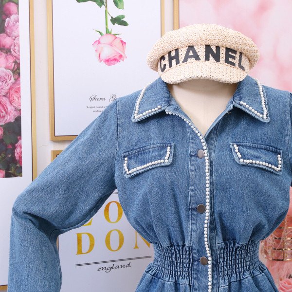 Női farmer ruha klasszikus gallérral, kék gyöngyökkel