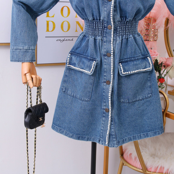 Női farmer ruha klasszikus gallérral, kék gyöngyökkel