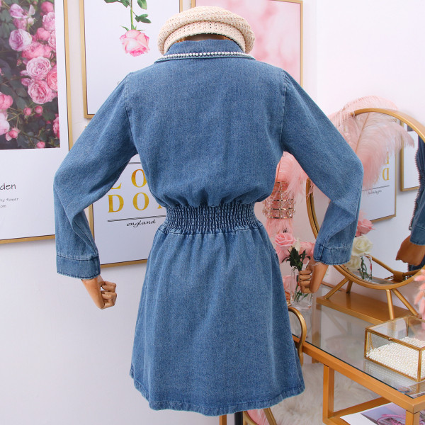 Női farmer ruha klasszikus gallérral, kék gyöngyökkel