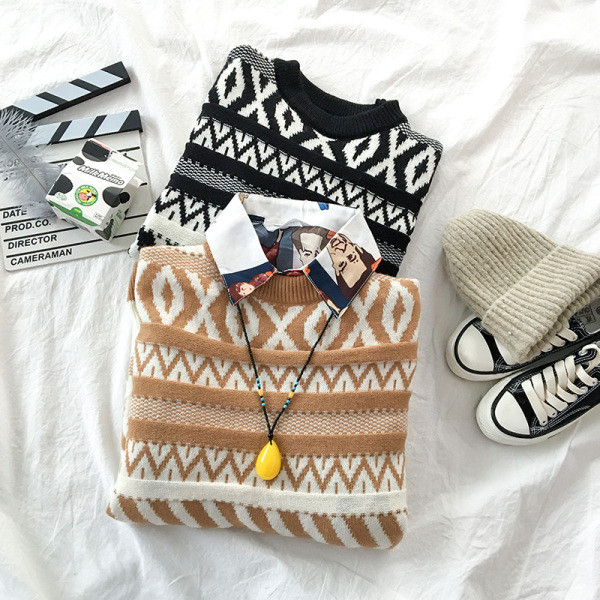 Női karácsonyi pulóver fekete és barna színben, kerek nyakkivágással