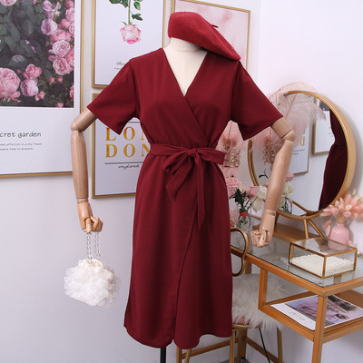 Női ruha rövid ujjú, spitz nyakkivágással és övvel több színben