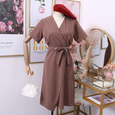 Női ruha rövid ujjú, spitz nyakkivágással és övvel több színben