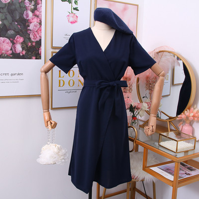 Női ruha rövid ujjú, spitz nyakkivágással és övvel több színben