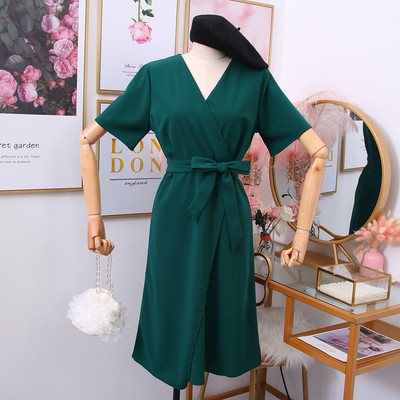 Női ruha rövid ujjú, spitz nyakkivágással és övvel több színben