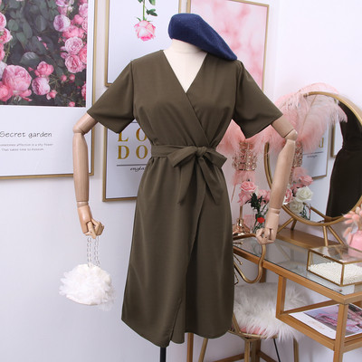 Női ruha rövid ujjú, spitz nyakkivágással és övvel több színben