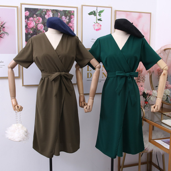 Női ruha rövid ujjú, spitz nyakkivágással és övvel több színben