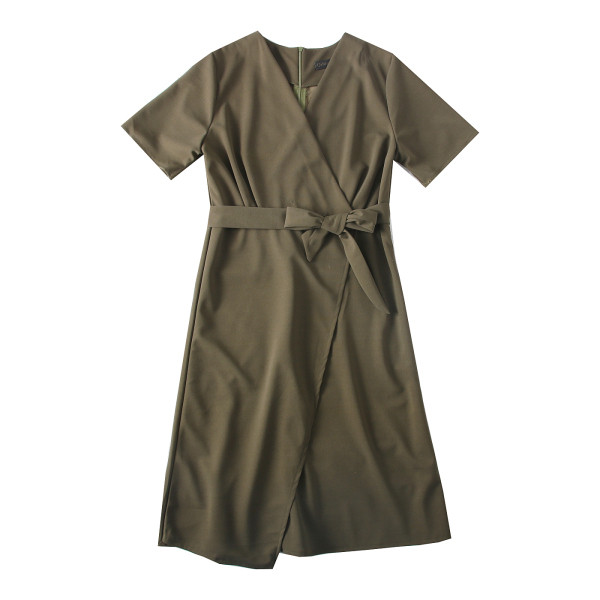 Női ruha rövid ujjú, spitz nyakkivágással és övvel több színben