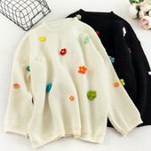 Női pulóver 3D elemes virágokkal és ovális nyakkivágással fehér, fekete, narancssárga, sárga és zöld színben