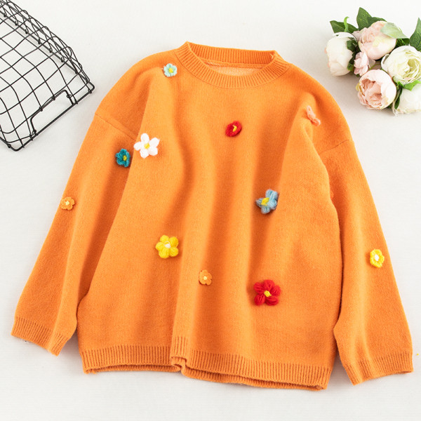 Női pulóver 3D elemes virágokkal és ovális nyakkivágással fehér, fekete, narancssárga, sárga és zöld színben