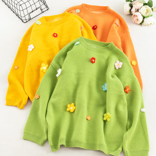 Női pulóver 3D elemes virágokkal és ovális nyakkivágással fehér, fekete, narancssárga, sárga és zöld színben